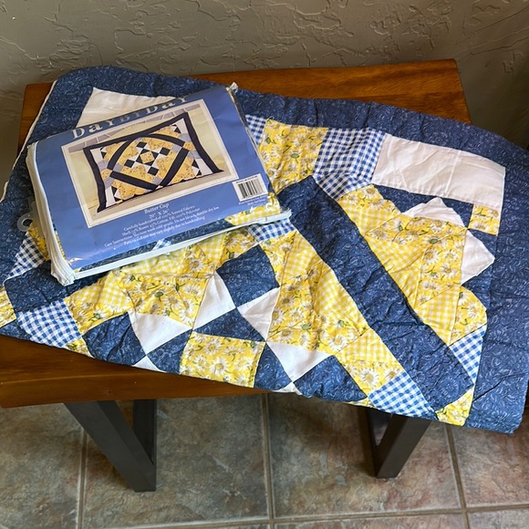 Day by day vintage daisy buttercup 20x26 pillow shams‎ decorative blue yellow - Picture 1 of 3